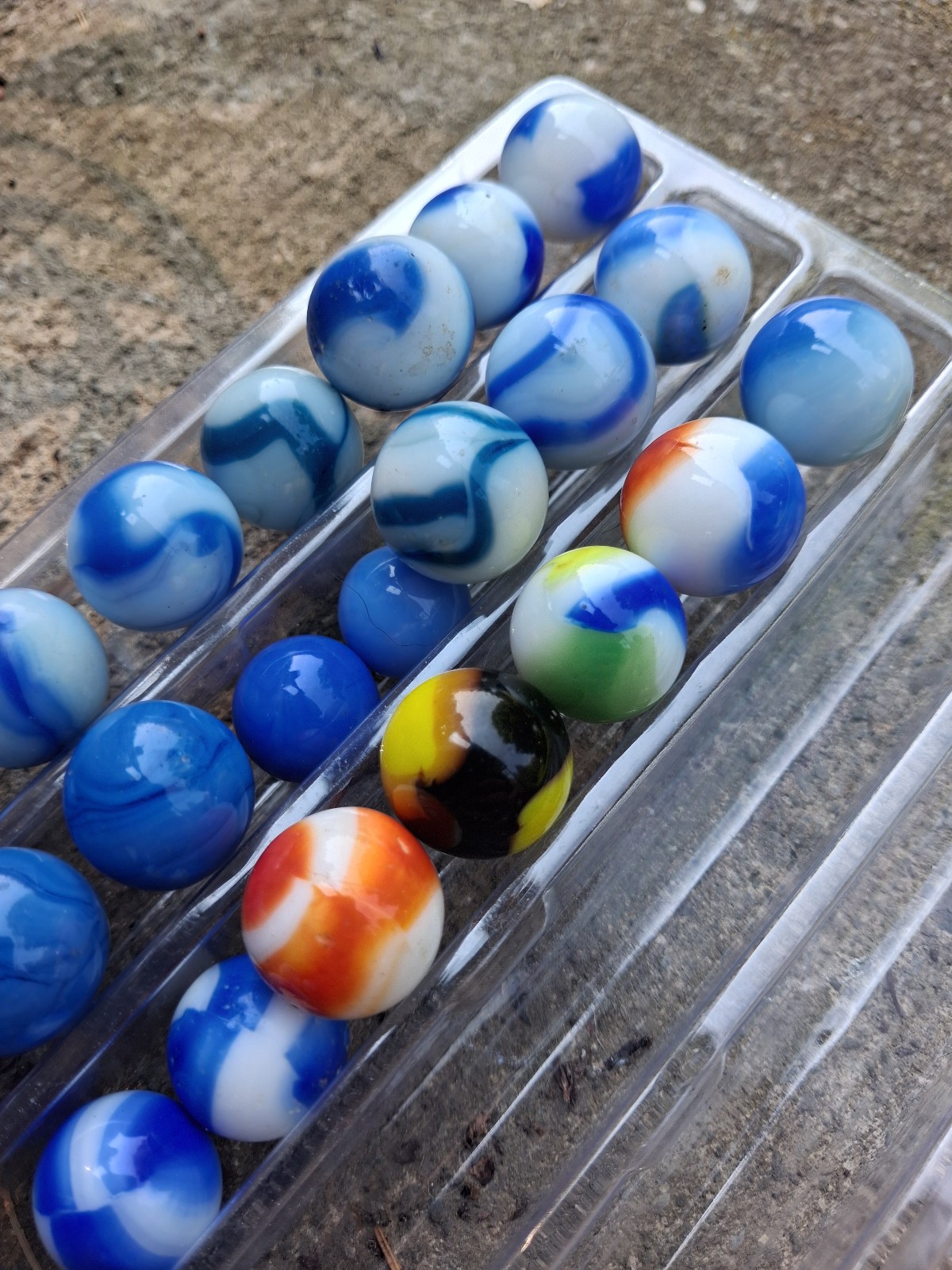 Mixed Lot Alley, Marble King, Akro Agate, Champion and others 28 Classic Marbles