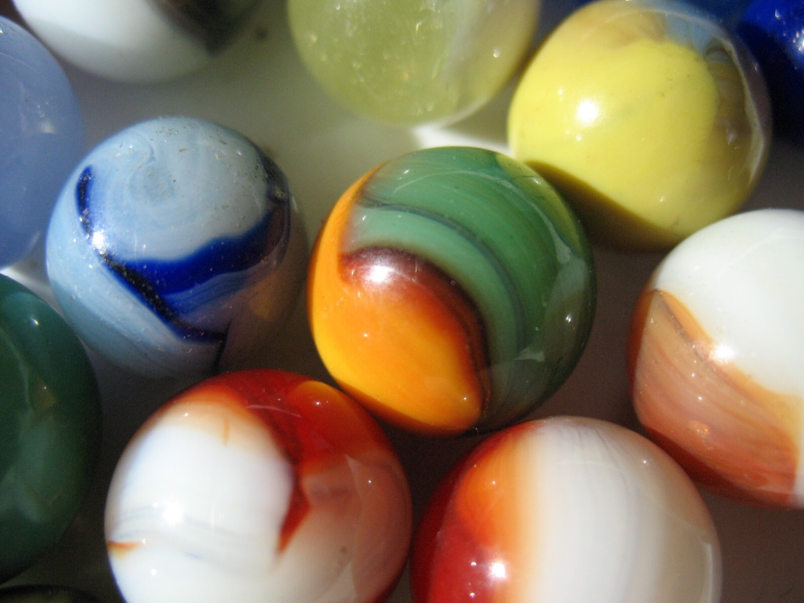 Vtg Lot of 90 Machine Made Marbles Various Makers Patches Swirls Moss Agates etc