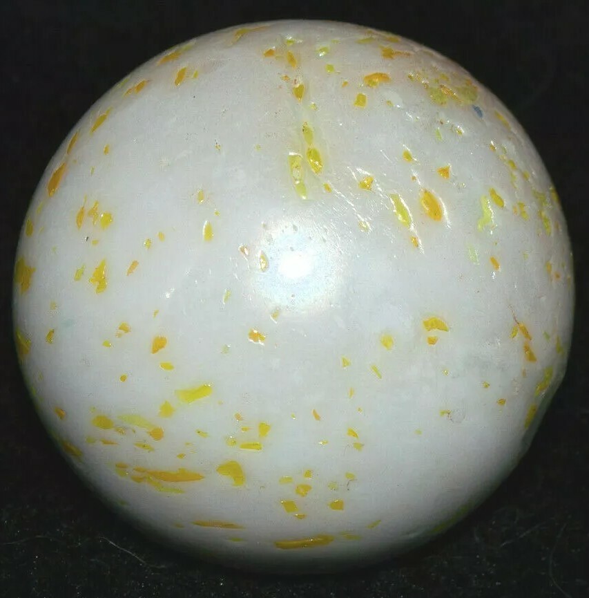 HUGE Vintage 1 & 5/16″ White W/Yellow & Gold Speckled Shooter Marble Peltier
