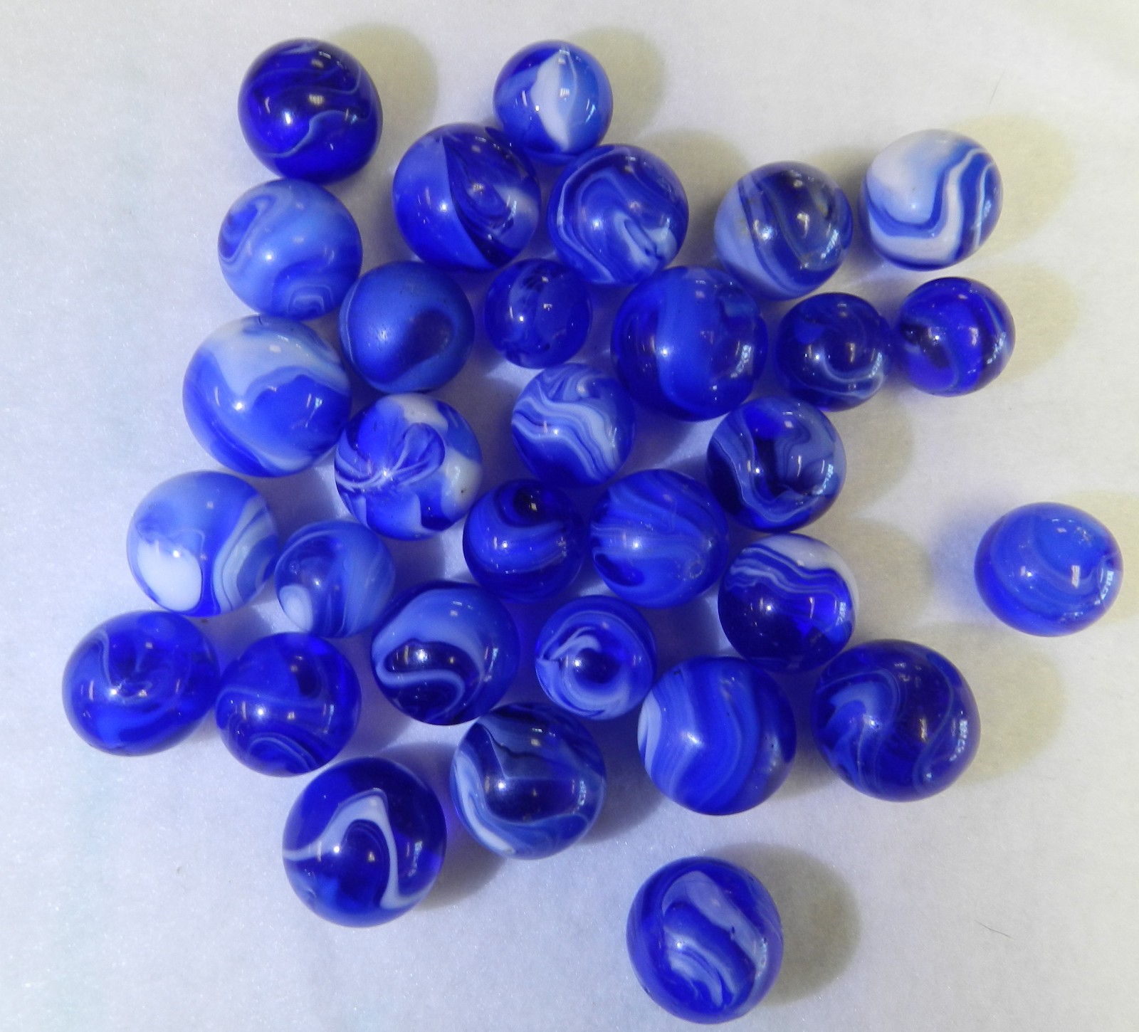 #20511m Vintage Group or Lot of 30 Mixed Company Ungraded Blue Slag Marbles