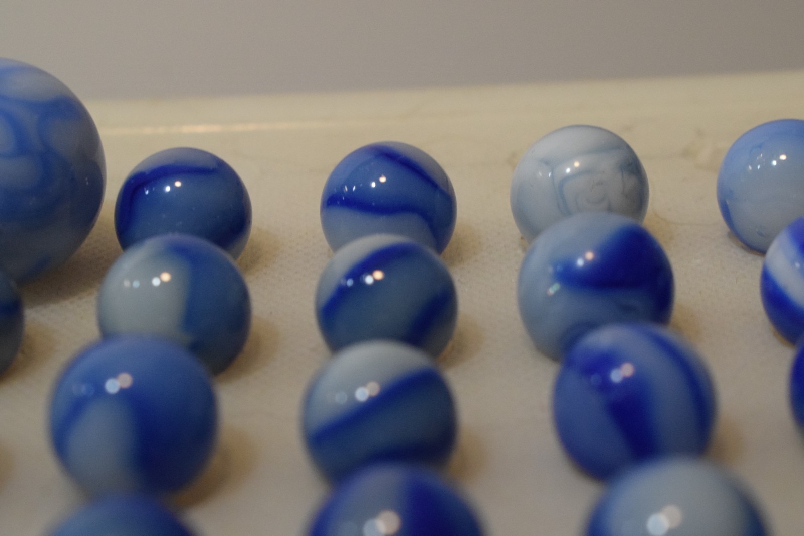 PELTIER GLASS RAINBO MARBLES BLUE ZEBRA 19PC LOT ONE CLOUDY SKY SWIRL SHOOTER