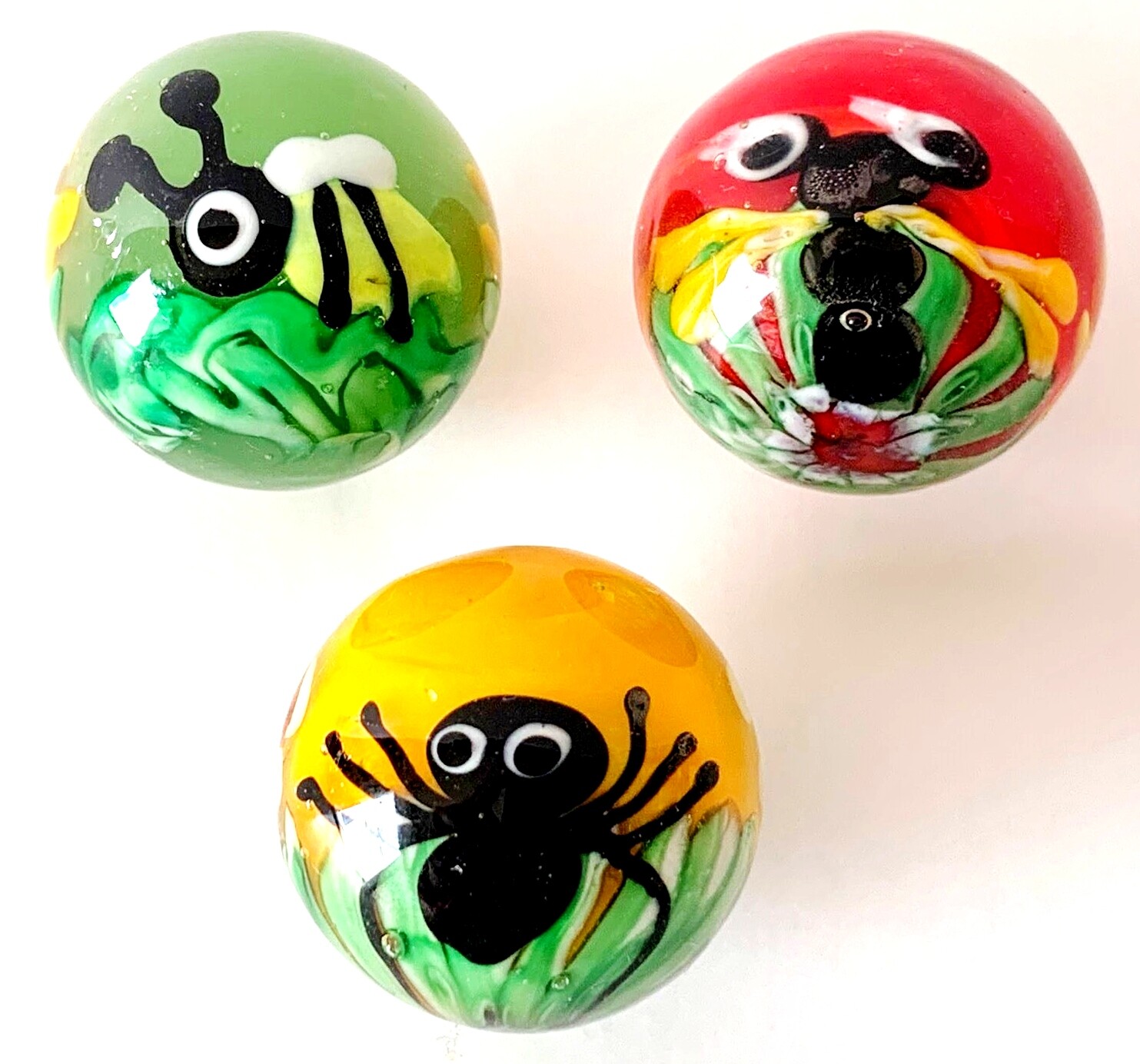 Single 22mm “Bee” Handmade Art Glass Shooter Marble wStand 7/8″ House of Marbles
