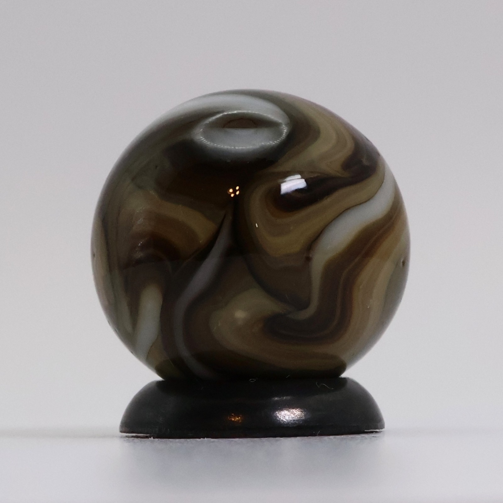 5/8″ Swirl Marble Busy Pattern White & Brown NM+