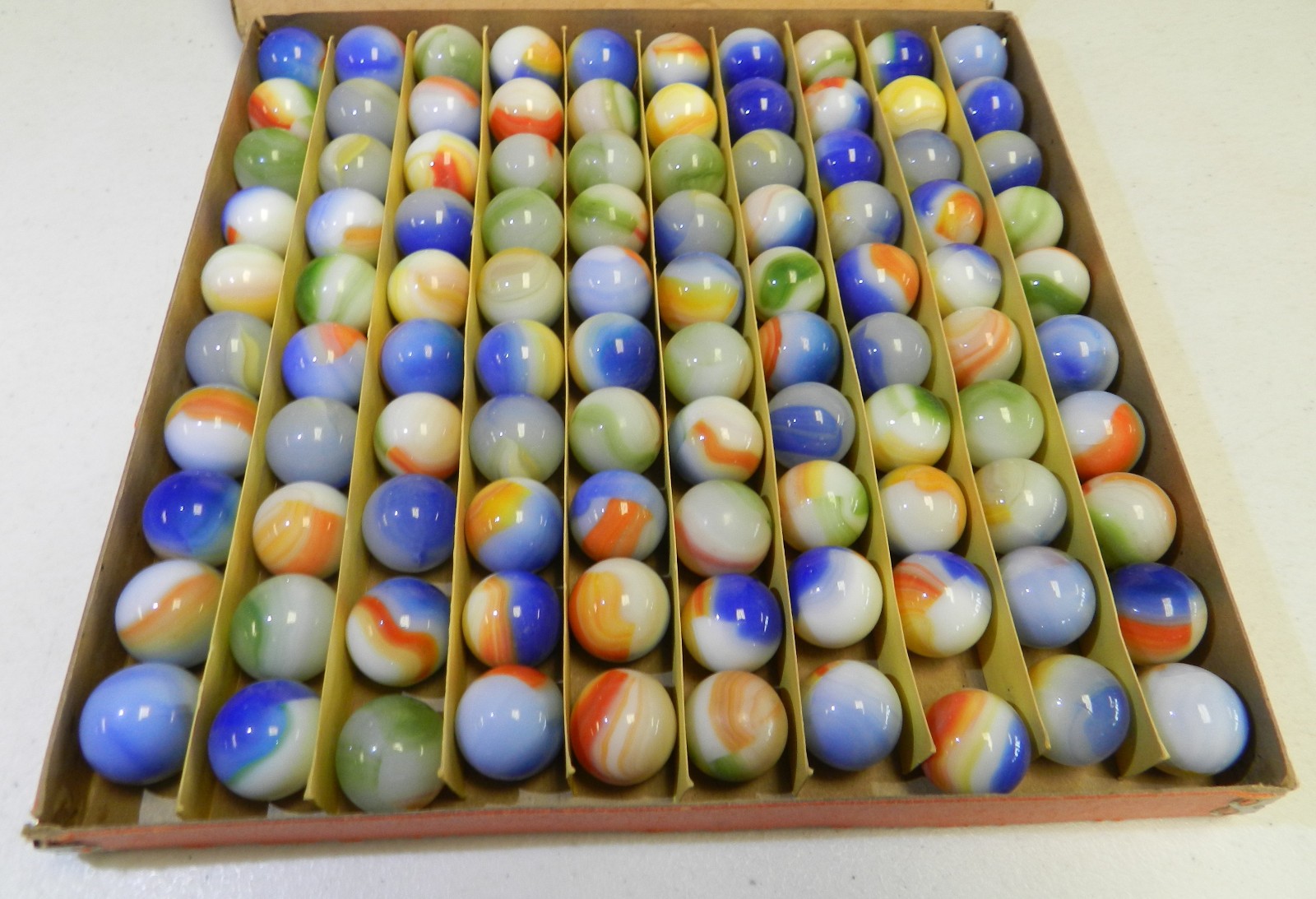 #19640m Nice Vintage 100 Count Akro Agate Box With Marbles