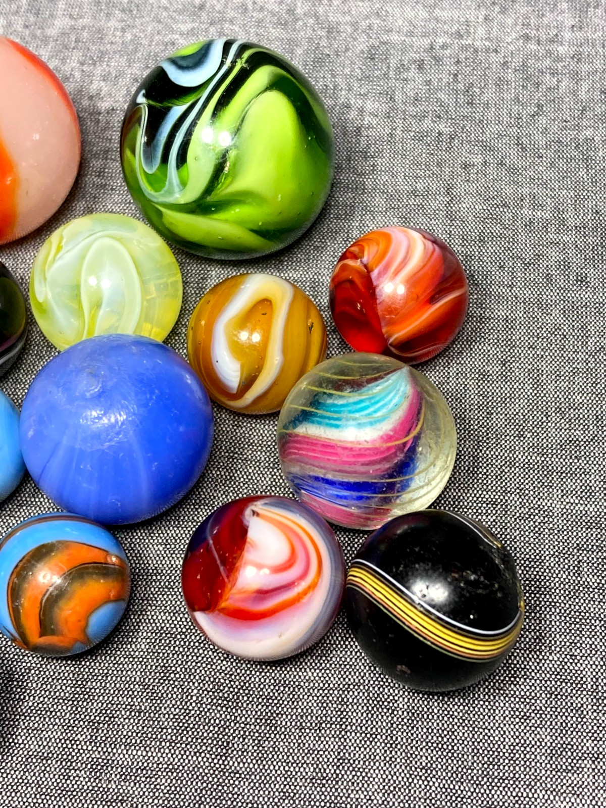 20 ASSORTED MARBLES. Akro, Christensen, & Handmade lot. NM+/NM. 1″ to peewee.