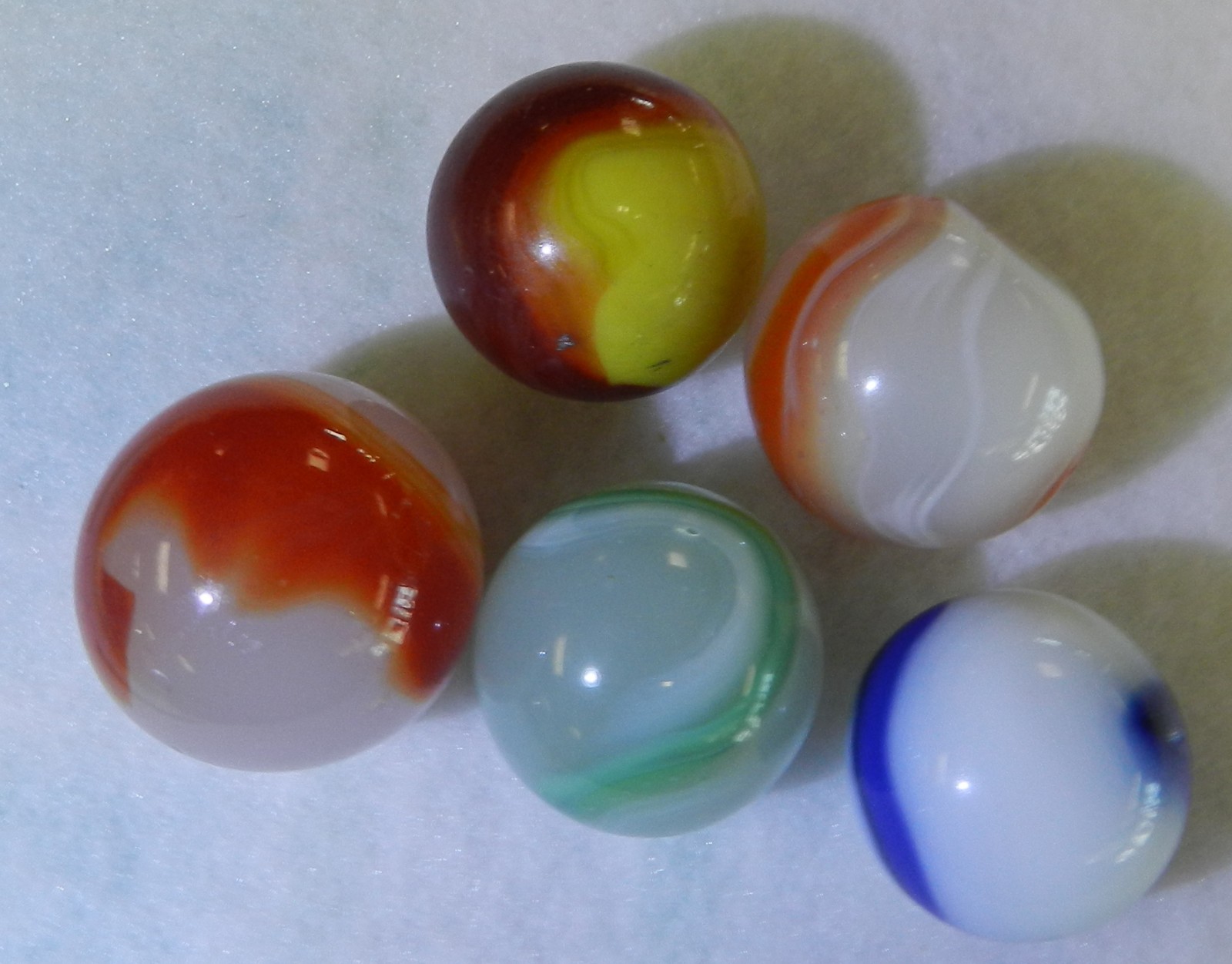 #20473m Rough Group of 5 Shooter Sized Akro Agate Corkscrew Marbles .87 to 1 In