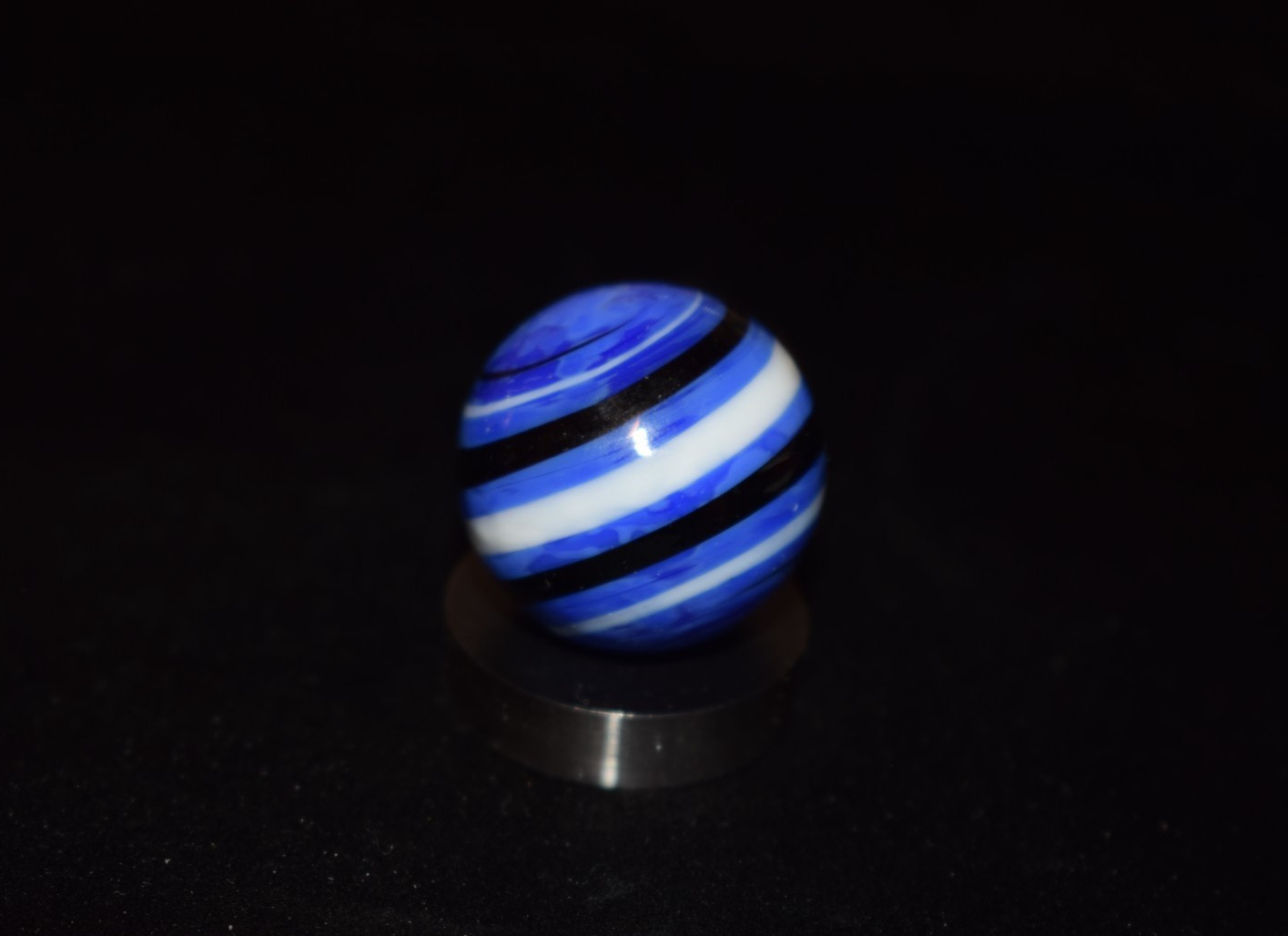 Handblown Glass Akro 🔵⚪⚫ Spiral Toy Marble Shooter Size Approx 1.00″=25mm Mint