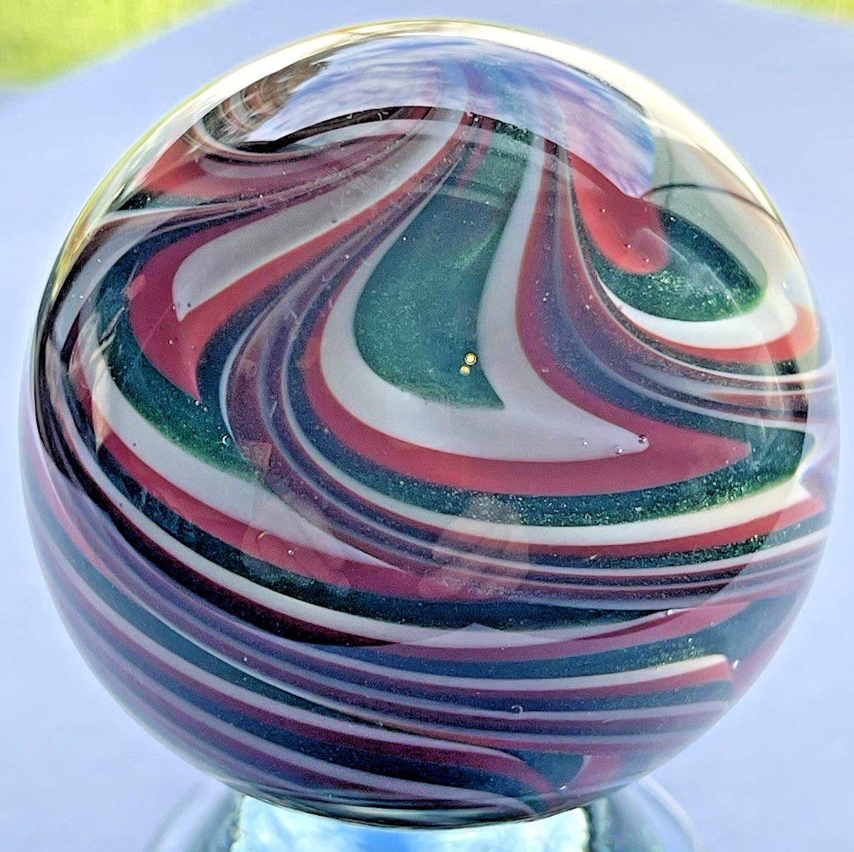 2005 RICK DAVIS MARBLE CHRISTMAS TIME SIGNED HANDMADE GLASS ART 2.02″ GREEN RED