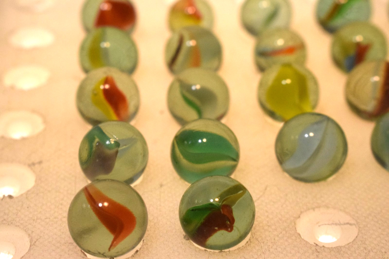 JAPAN CLEAR GREEN MARBLES CATS EYE BANANA 21PC LOT 1960s VINTAGE RED BLUE YELLOW