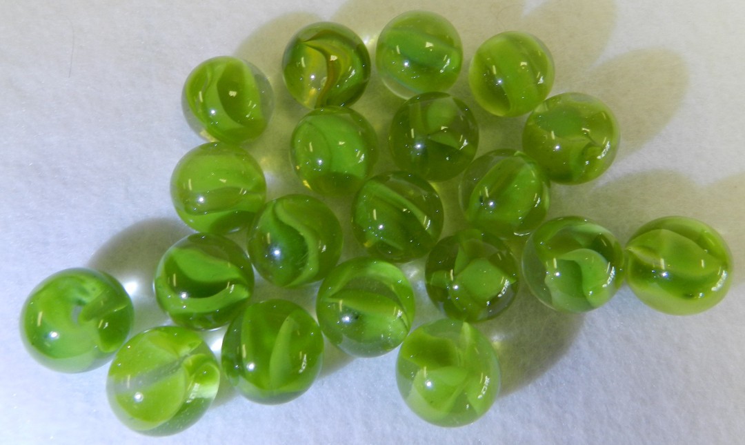 #20616m Vintage Group or Lot of 20 Aventurine Cat’s Eye Marbles