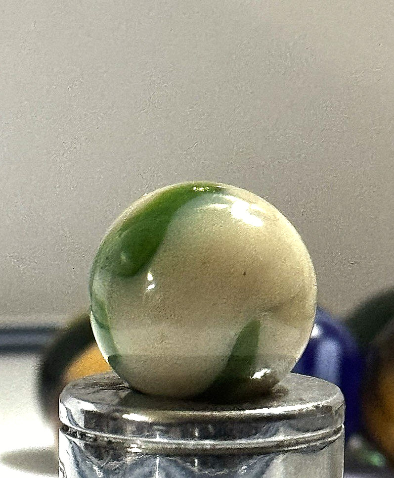 Vintage Alley Agate St. Marys Swirl – Green on Cream Ivory Base – 0.5″ Mint
