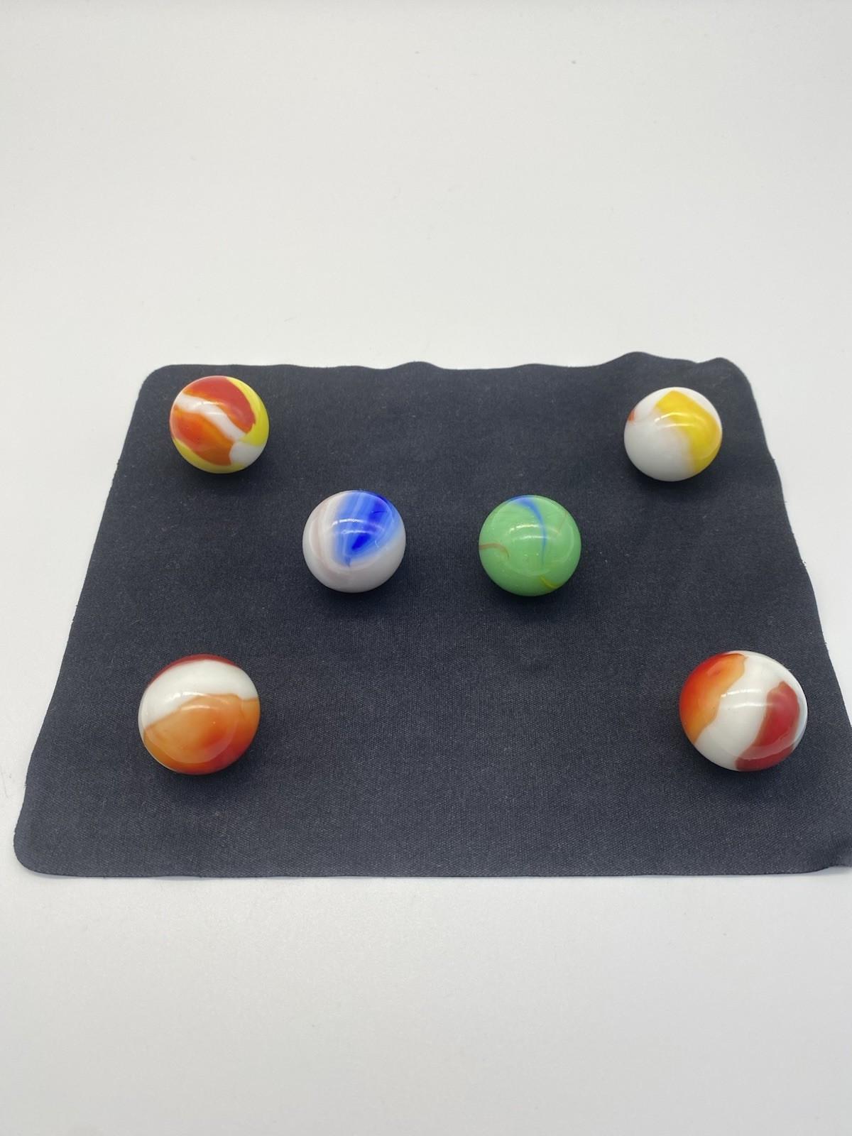 6 VINTAGE 1 INCH LARGE SHOOTER WHITE MILK GLASS MARBLES Read