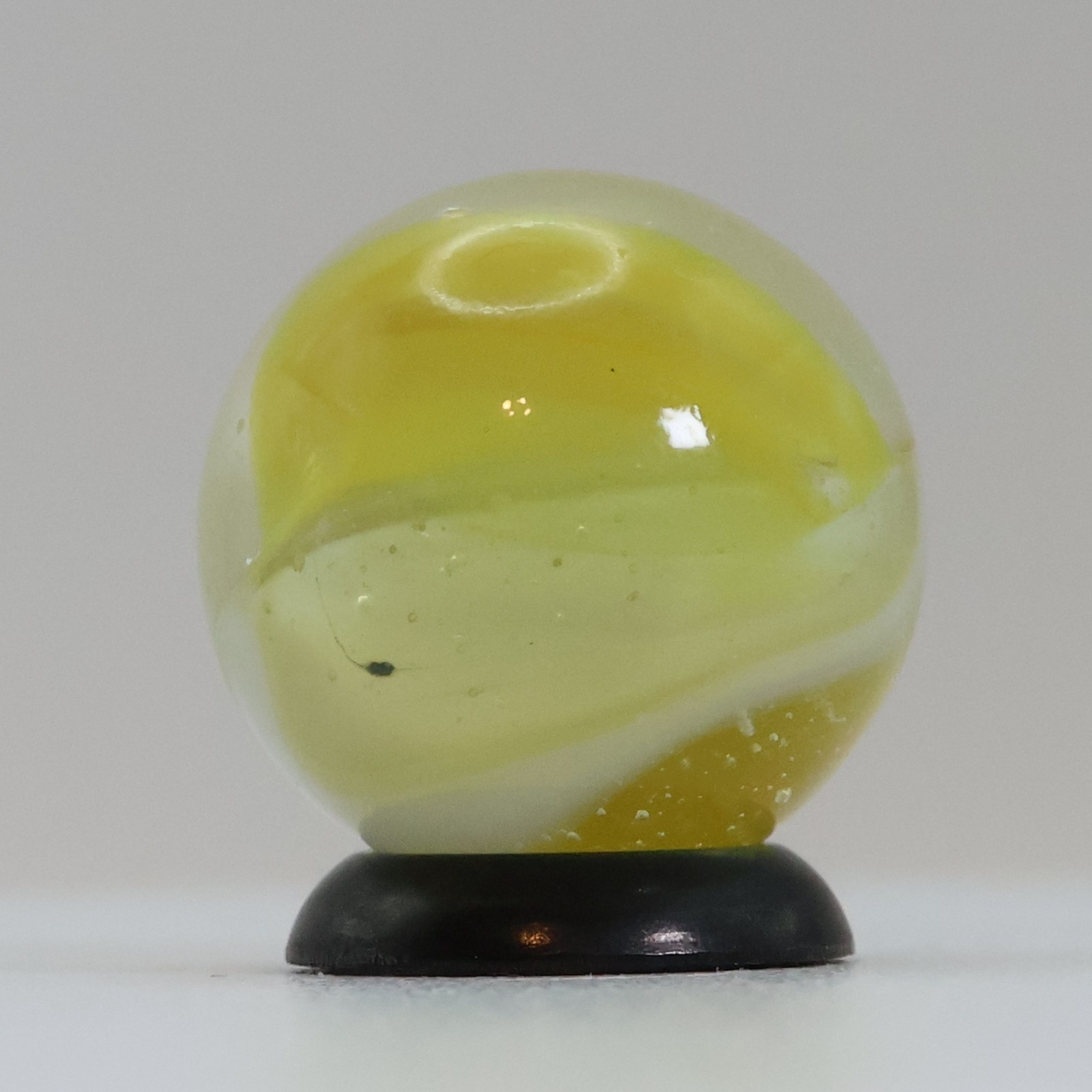 11/16″ Peliter Rainbo Clear Based Marble Yellow & White M-