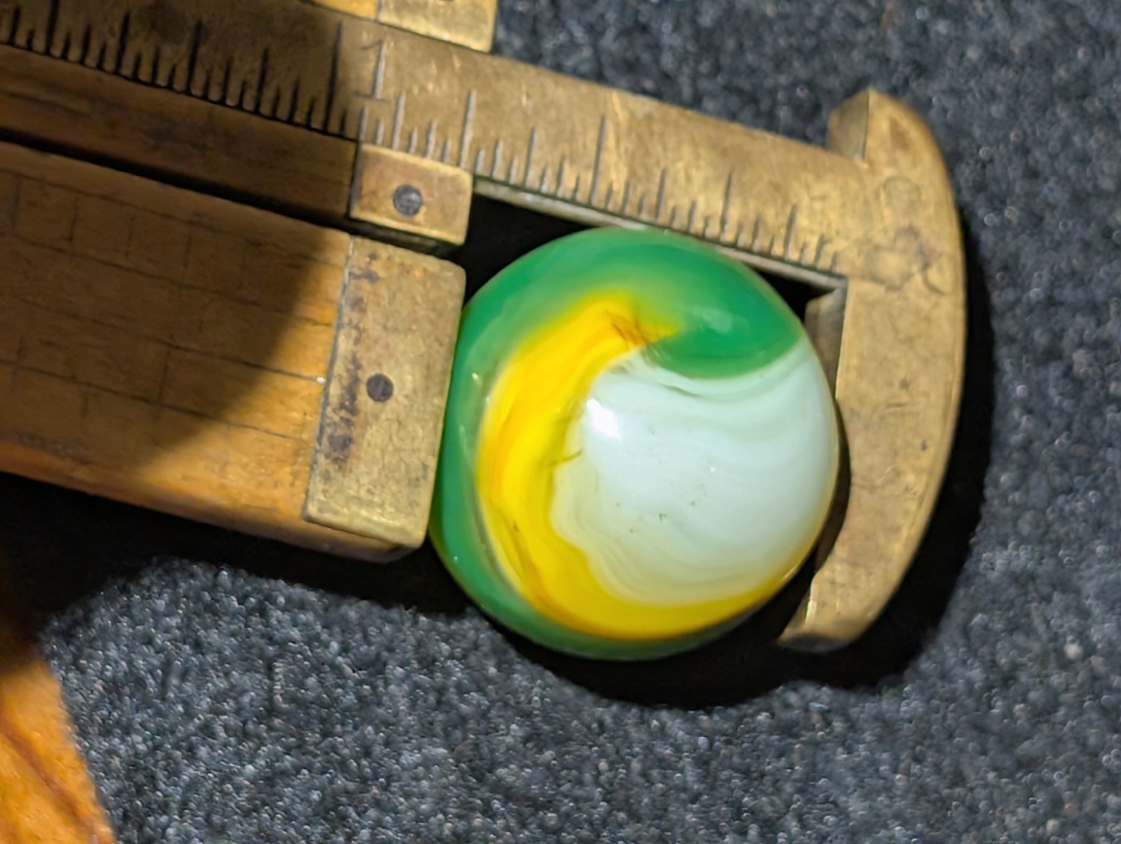 SHOOTER SIZE Akro Agate Lemon Lime Popeye-Ade Marble Hot UV Action 23/32″ NM 8.5
