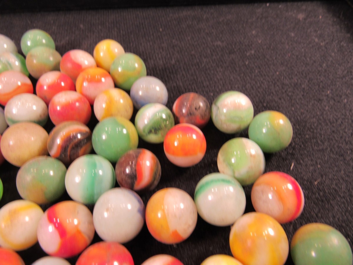 VINTAGE LOT 117 GLASS ASSORTED MARBLES CAT EYE AND SOLID IN LEAD CRY (EZS001436)
