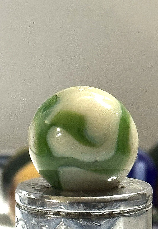 Vintage Alley Agate St. Marys Swirl – Green on Cream Ivory Base – 0.5″ Mint