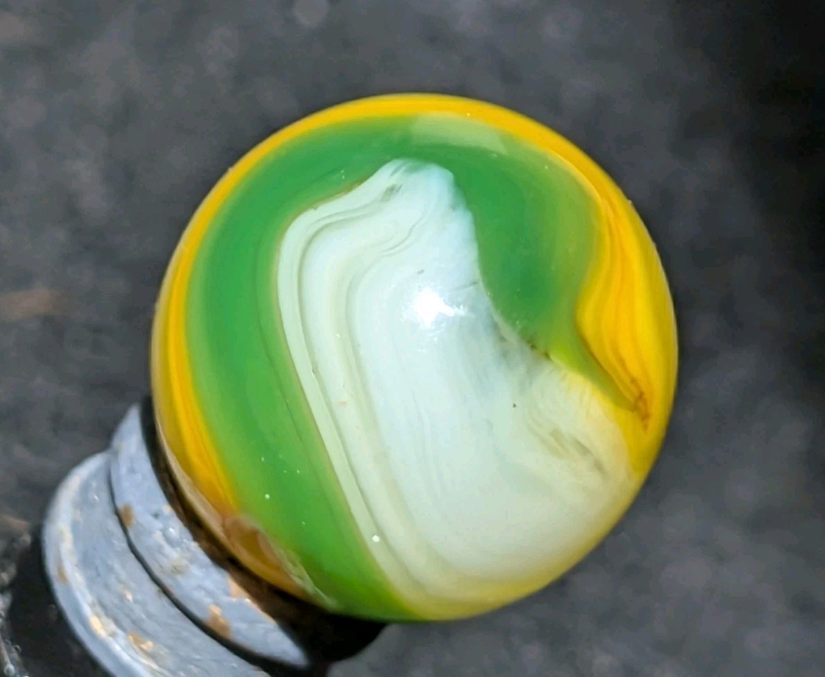 SHOOTER SIZE Akro Agate Lemon Lime Popeye-Ade Marble Hot UV Action 23/32″ NM 8.5