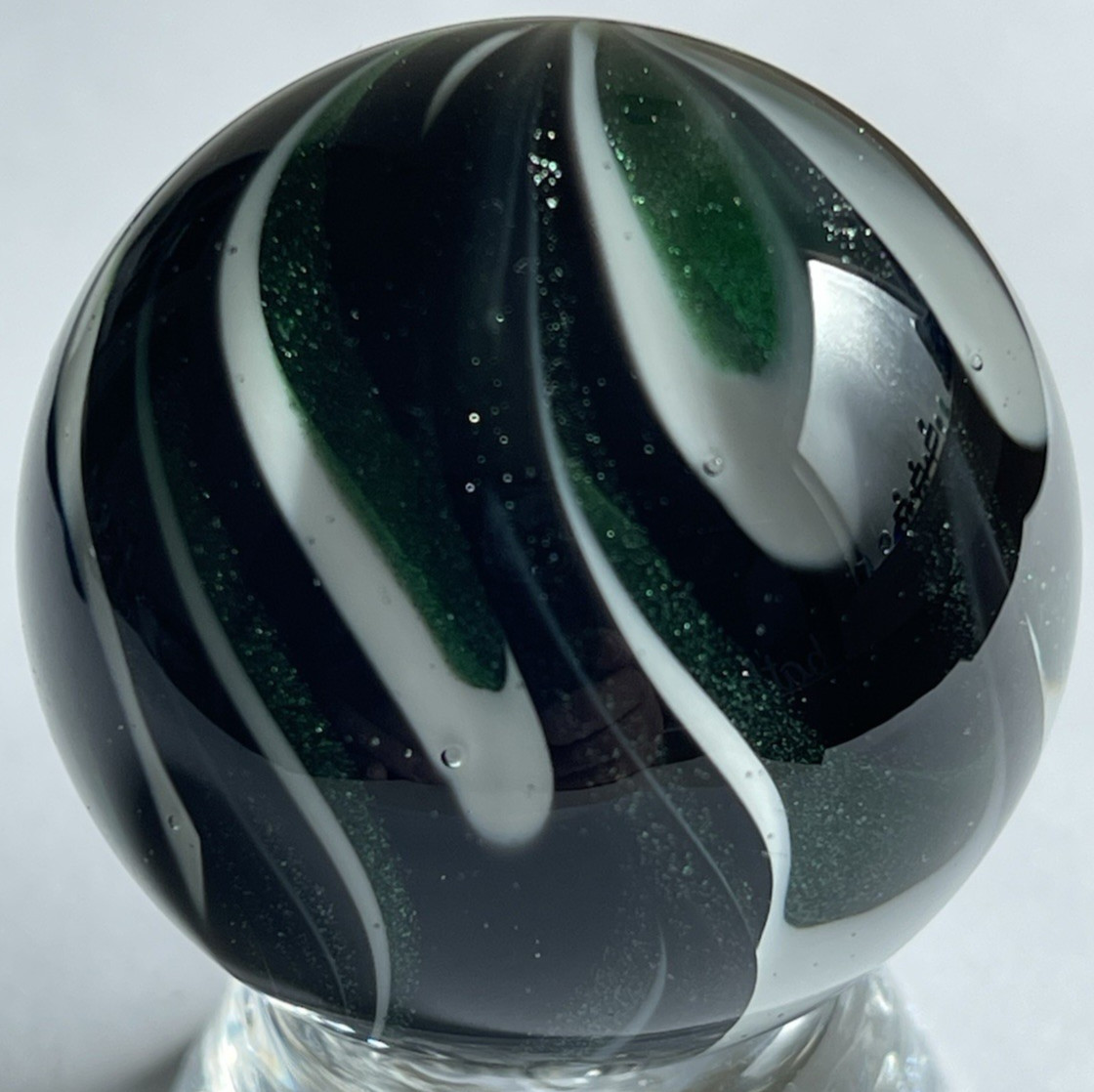 2015 RICK DAVIS MARBLE SIGNED HANDMADE GLASS ART 1.52 BLACK WHITE GREEN SPARKLE