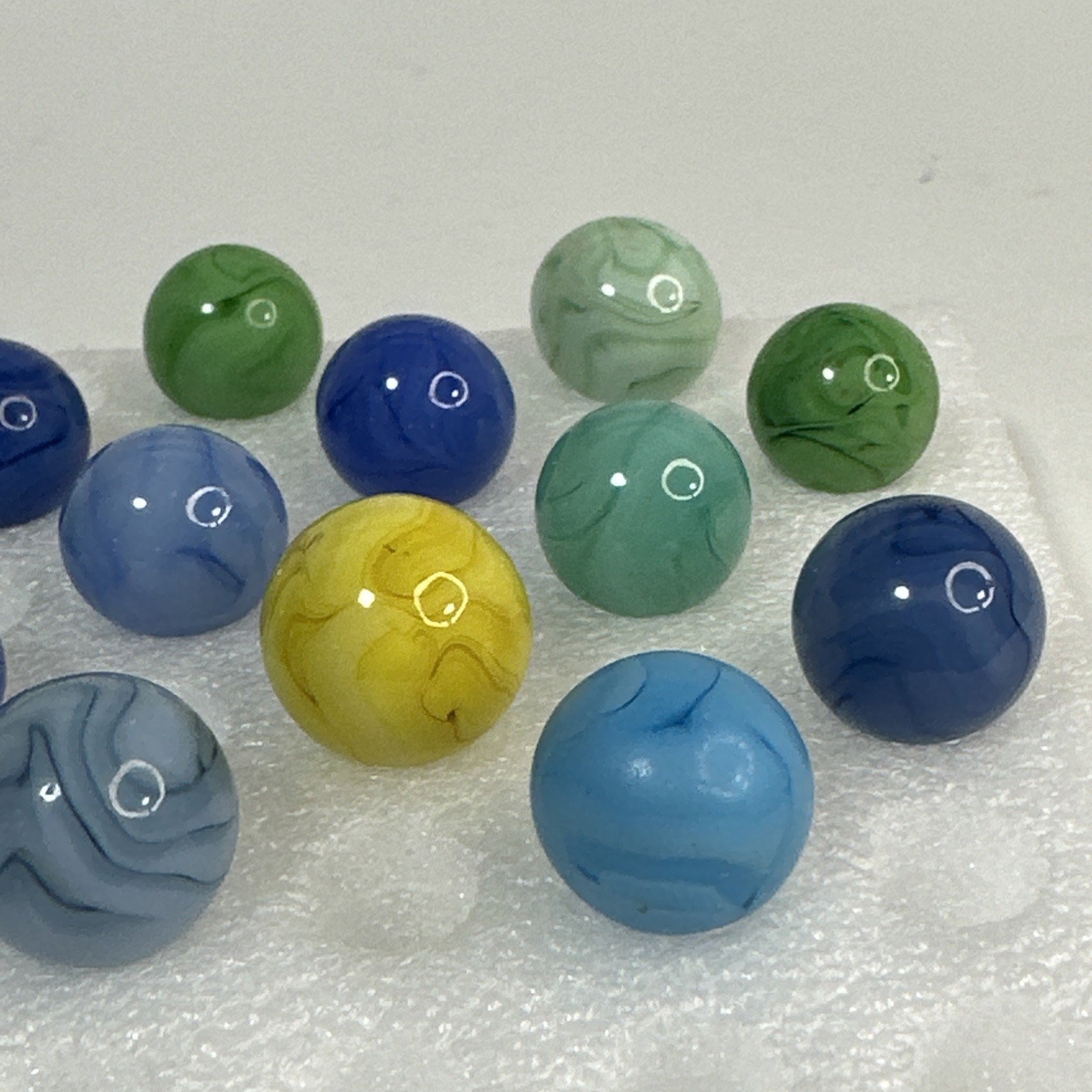 044 Lot Of 25 Champion Swirl Marbles! Beautiful Spread