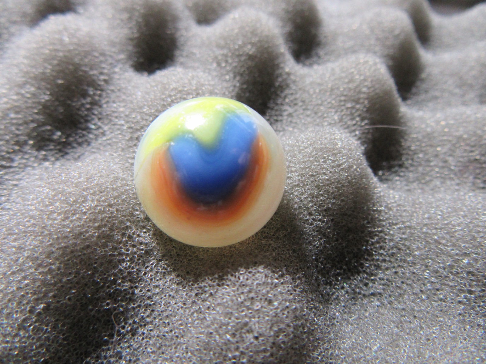 VINTAGE VITRO. Marble has a Blue Heart. w Yellow, White, Pink 21/32″