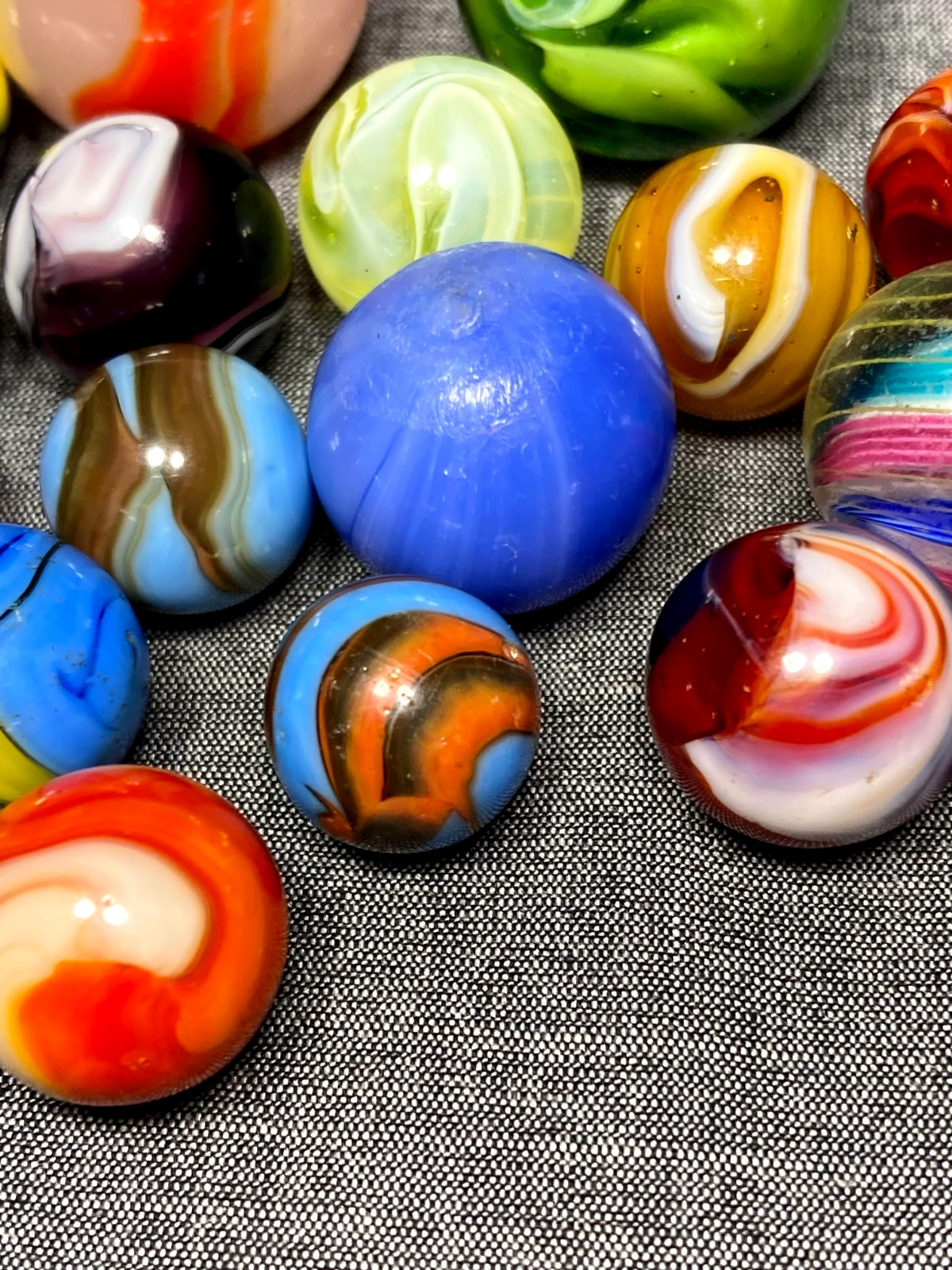20 ASSORTED MARBLES. Akro, Christensen, & Handmade lot. NM+/NM. 1″ to peewee.