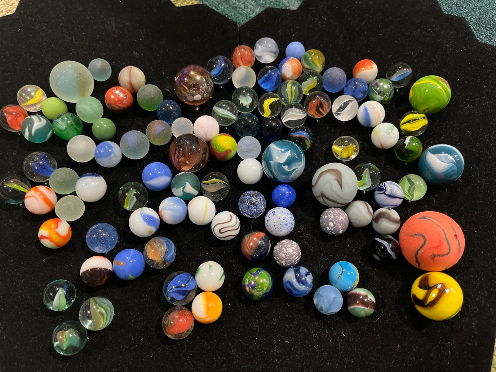MARBLES: LOT OF OVER 100 MACHINE & VINTAGE MARBLES Bubbles