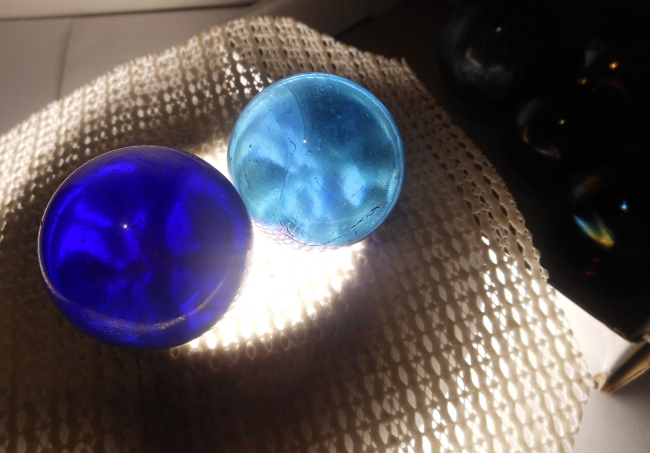 7pc Mix lot Vtg Marbles Iridescent Glass 1.57″, 1.35″x2, 1.34″x2, 1.33″, 1.27″