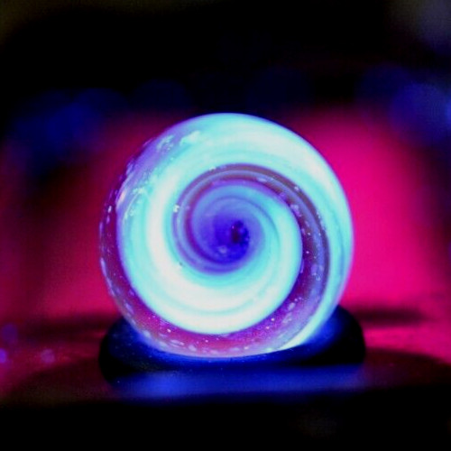BRYAN TRILLAS GLASS MARBLE/.598″-VIOLET ZEBRA BLACKLIGHT-VIOLET UNDER BLACKLIGHT