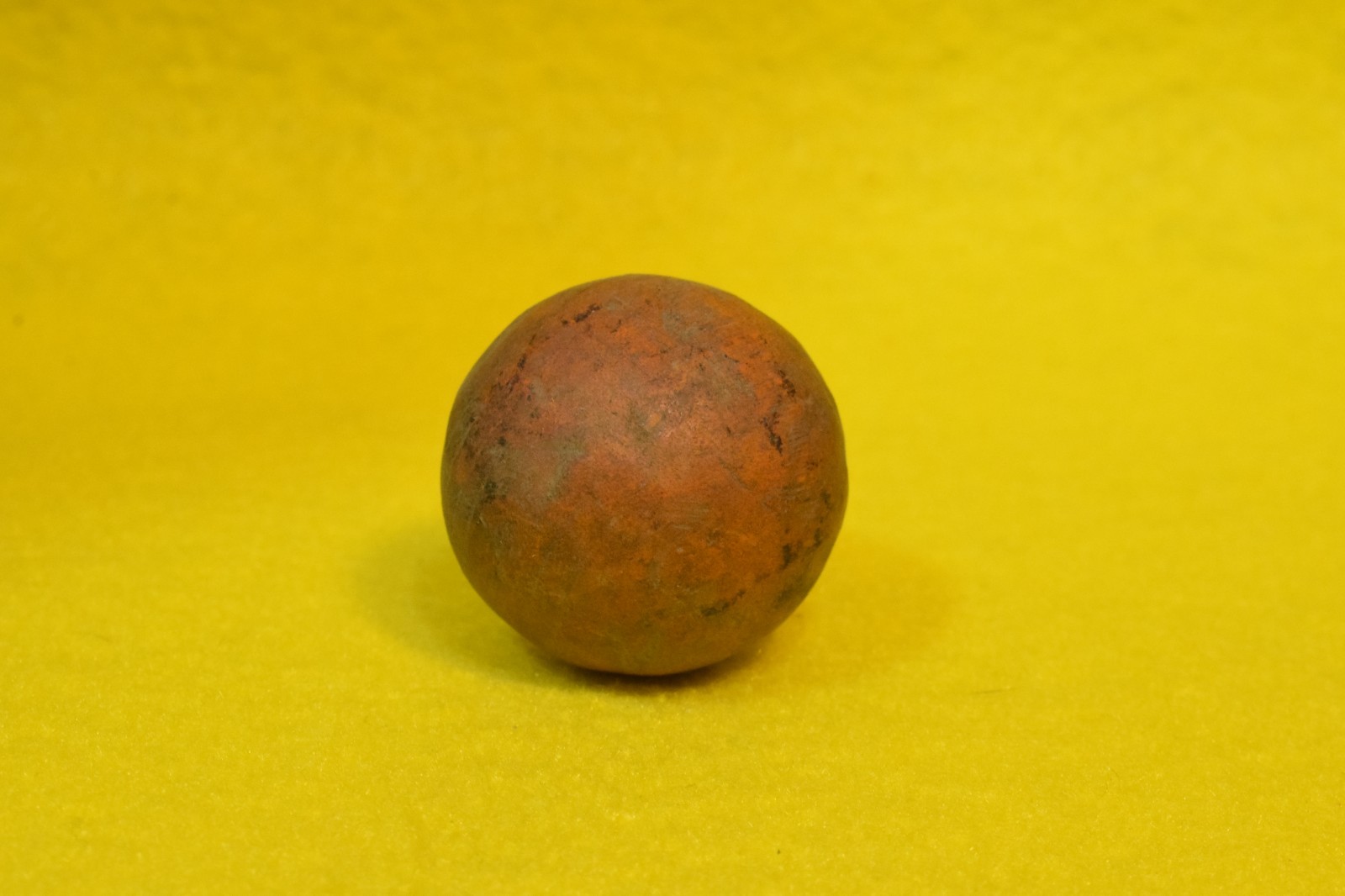 ANTIQUE CLAY MARBLE TAN OCHRE BLACK SHOOTER HAND ROLLED 1-1/4″ ART TOY HISTORY