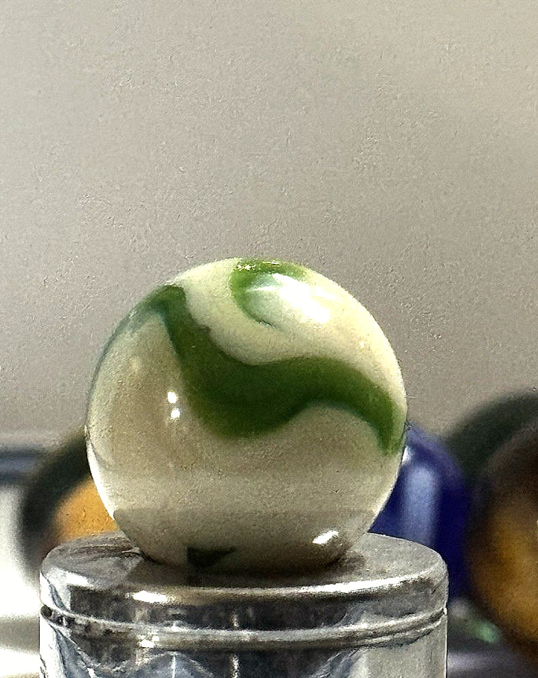 Vintage Alley Agate St. Marys Swirl – Green on Cream Ivory Base – 0.5″ Mint