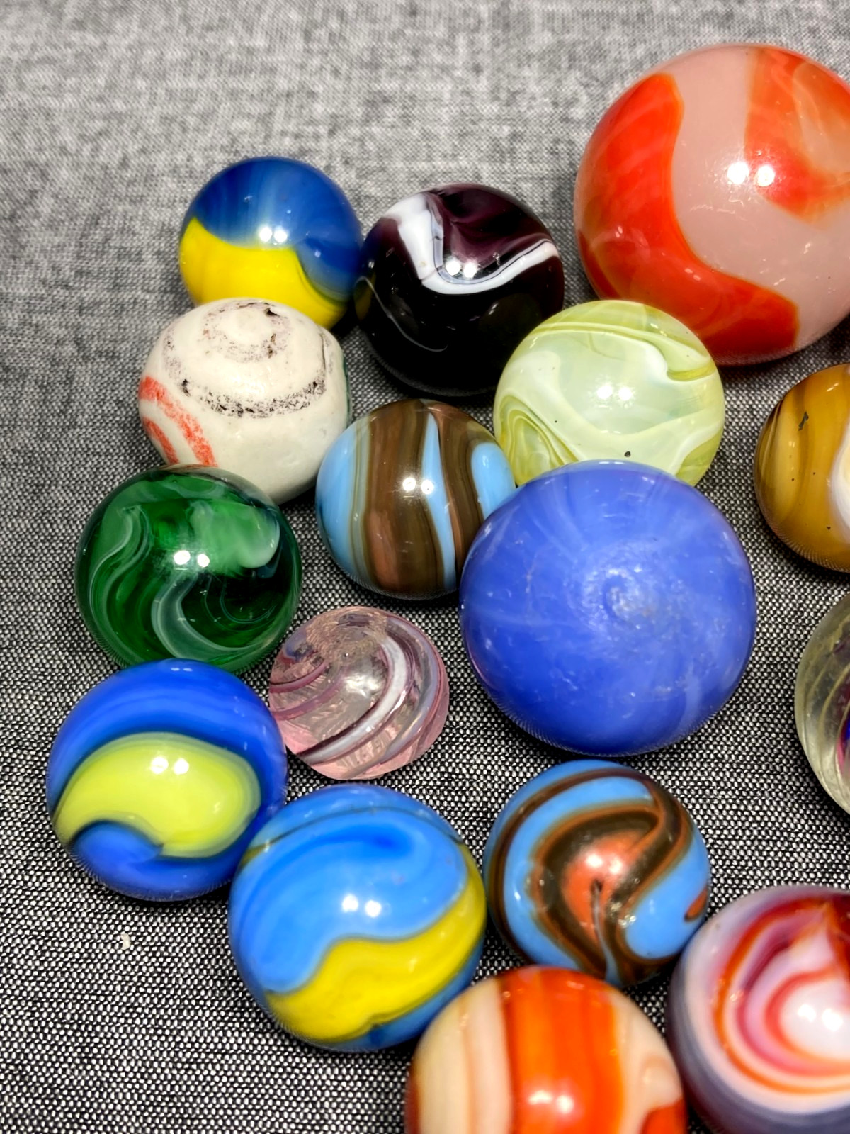 20 ASSORTED MARBLES. Akro, Christensen, & Handmade lot. NM+/NM. 1″ to peewee.