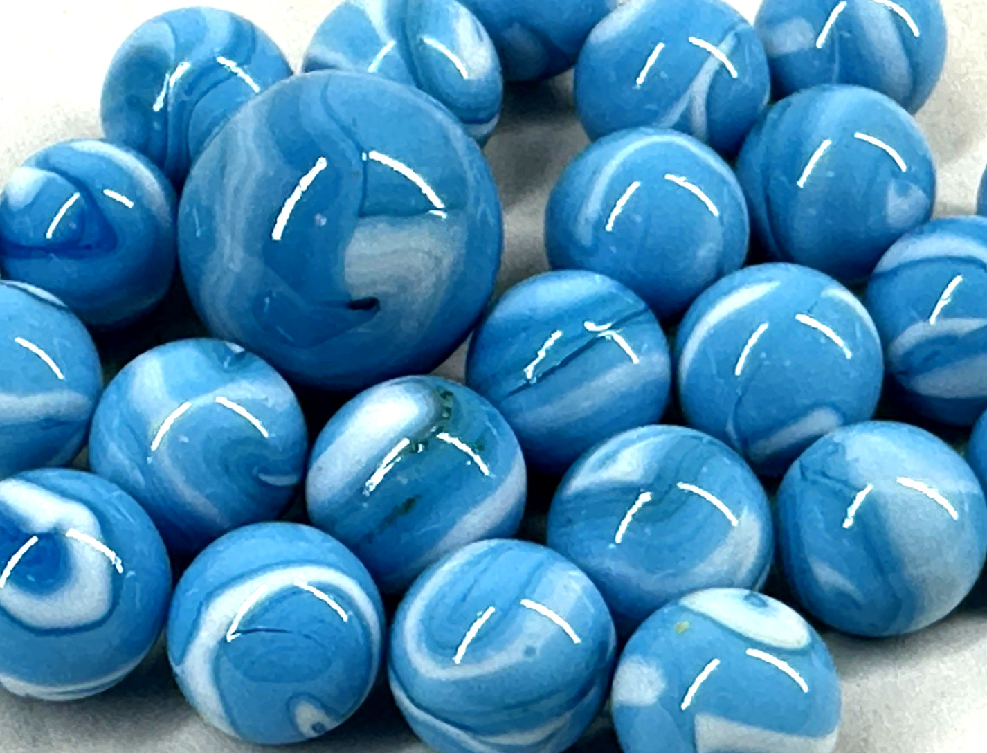 25 Glass Marbles AIR Blue/White Game Pack Shooter Swirl