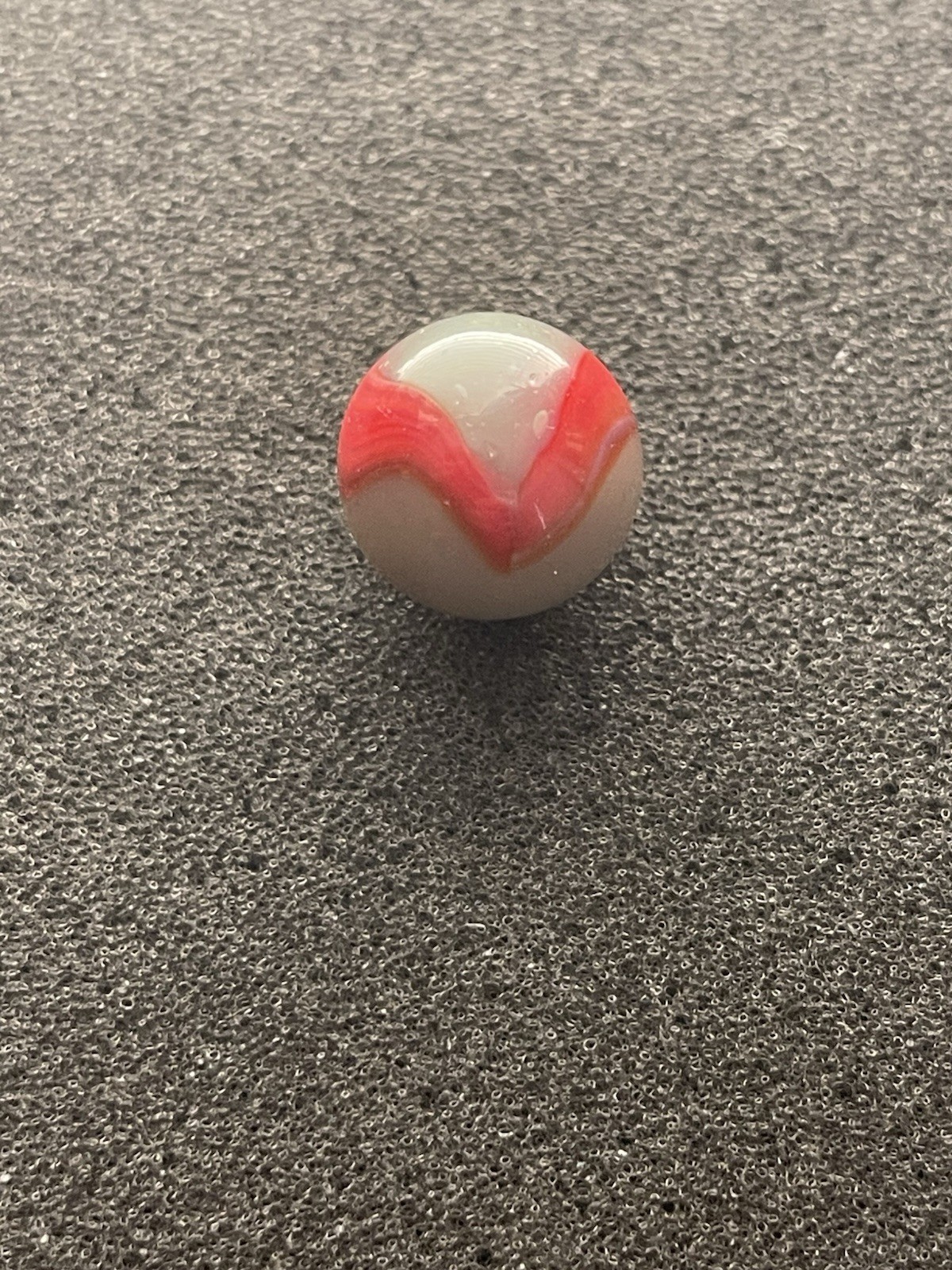 5/8″ Alley Agate WV Swirl Marble – Milky Gray & Blood Red – NM 9.2..TM1434