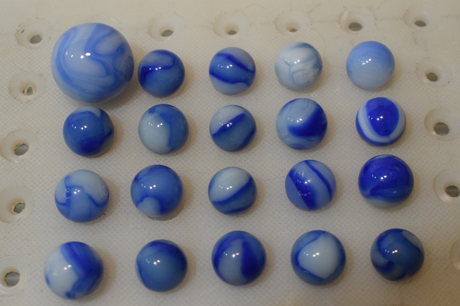 PELTIER GLASS RAINBO MARBLES BLUE ZEBRA 19PC LOT ONE CLOUDY SKY SWIRL SHOOTER