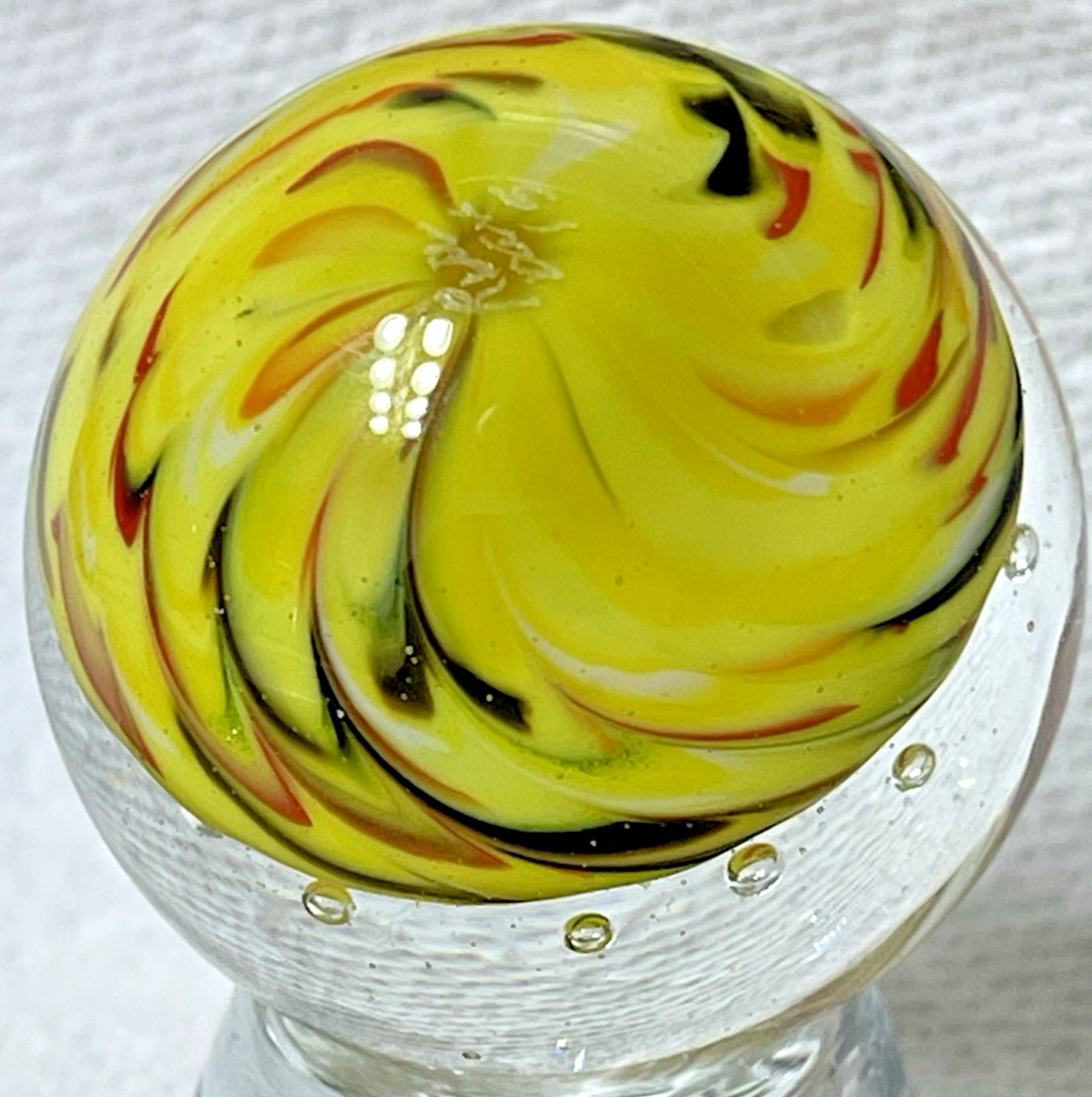 2015 RICK DAVIS MARBLE SIGNED HANDMADE GLASS ART 1.50 YELLOW ORANGE RED BUBBLES