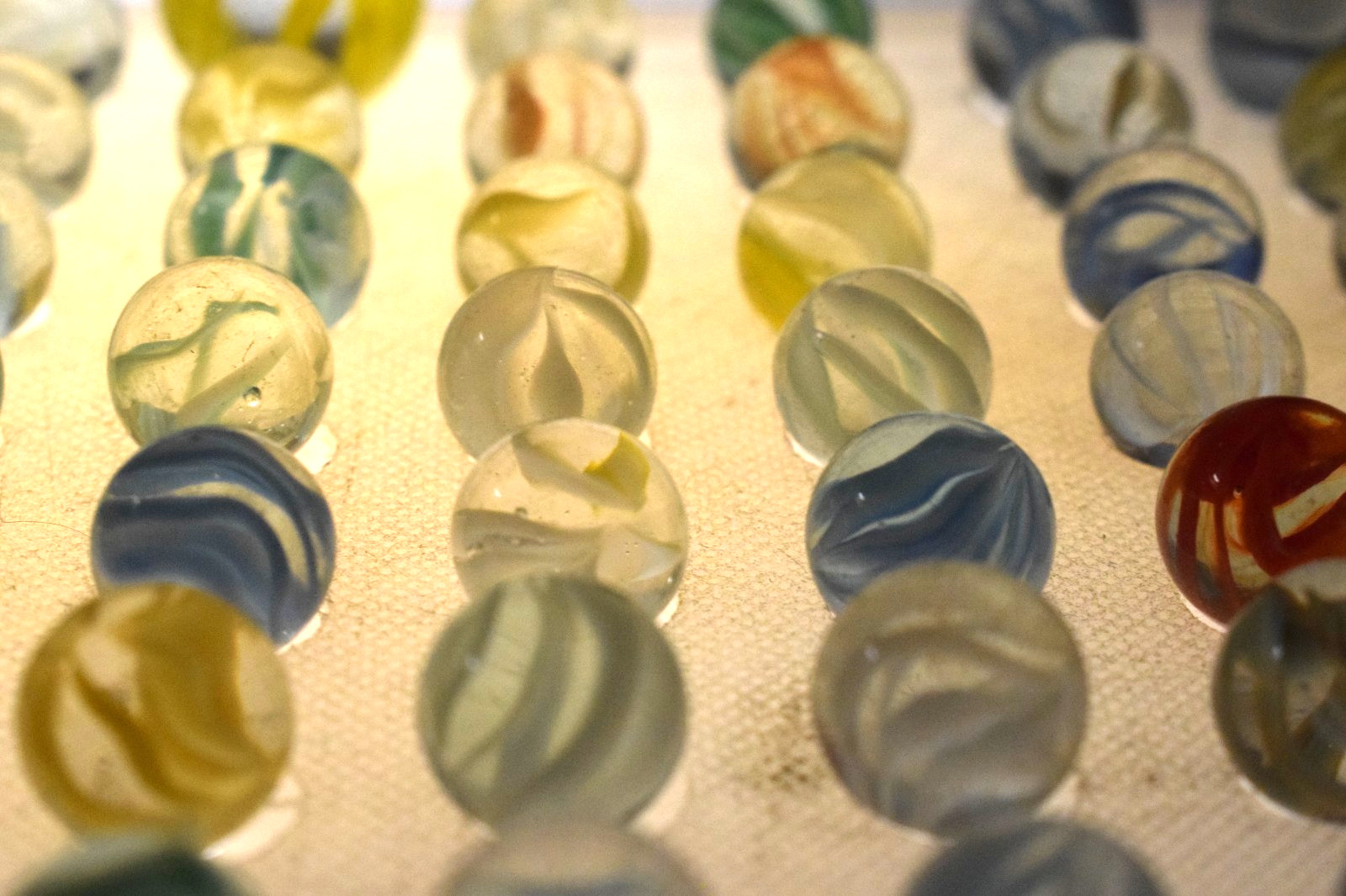 VITRO AGATE MARBLES CATS EYE 6 VEIN CAGE 69PC MIXED LOT PLUS ONE YELLOW SHOOTER