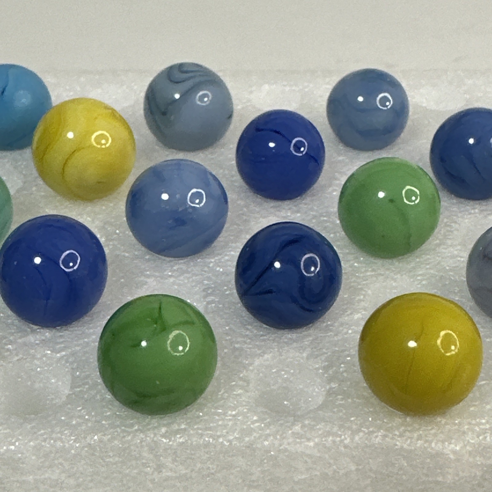 044 Lot Of 25 Champion Swirl Marbles! Beautiful Spread