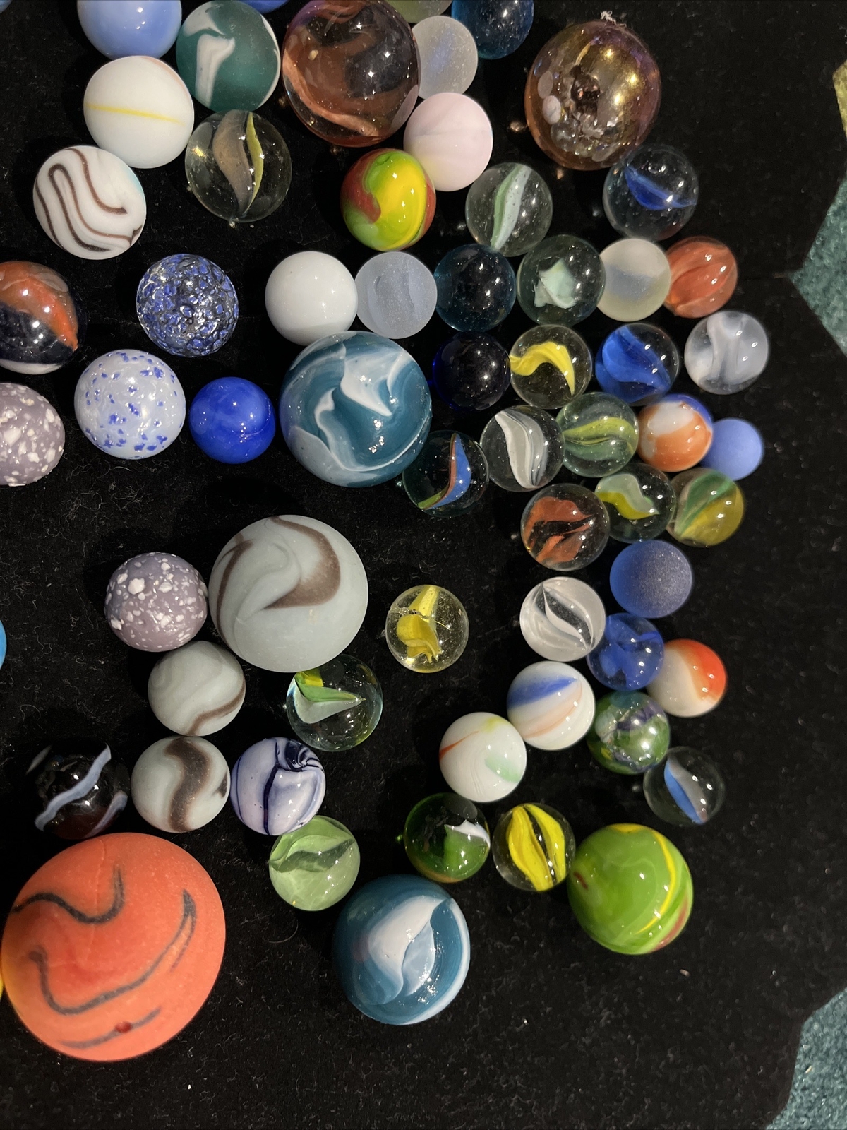 MARBLES: LOT OF OVER 100 MACHINE & VINTAGE MARBLES Bubbles