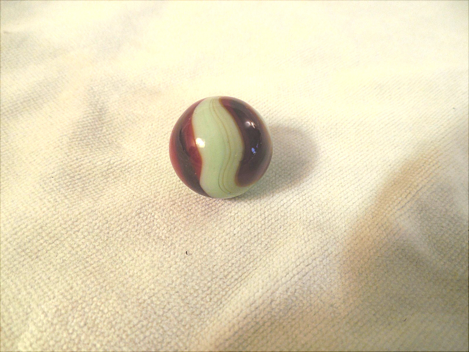 Akro Agate 11/16″ Marble Lime Lemonade Green Oxblood Corkscrew