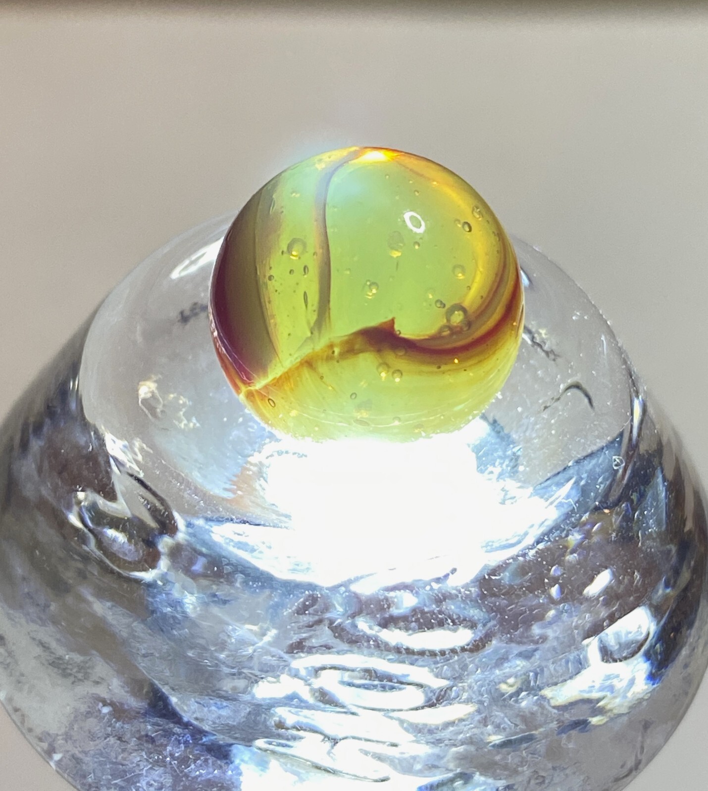 CLEAR BASE TRILIGHT BUTTERMILK VITRO AGATE OXBLOOD .59″ NM + – BLOW-HOLES MF27