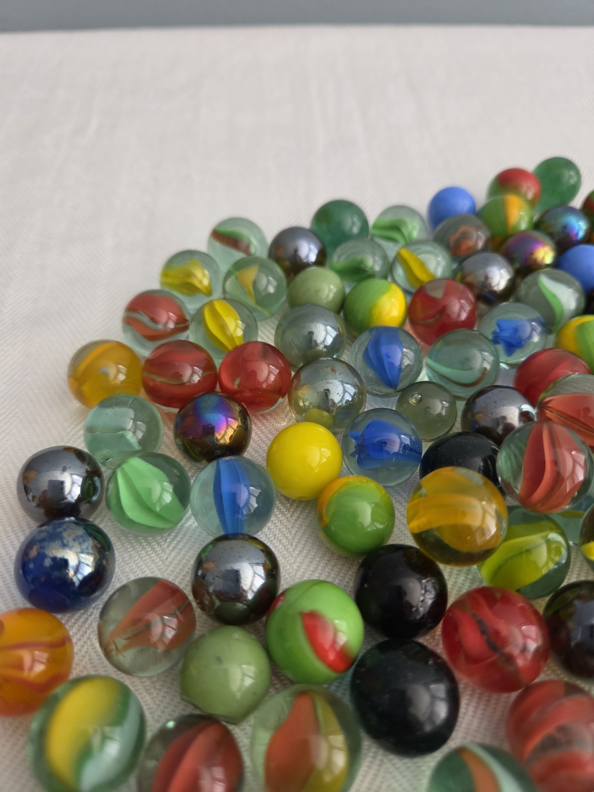 Assorted 170 Lot of Marbles Shooter Marbles Swirl Speckled Cats Eye