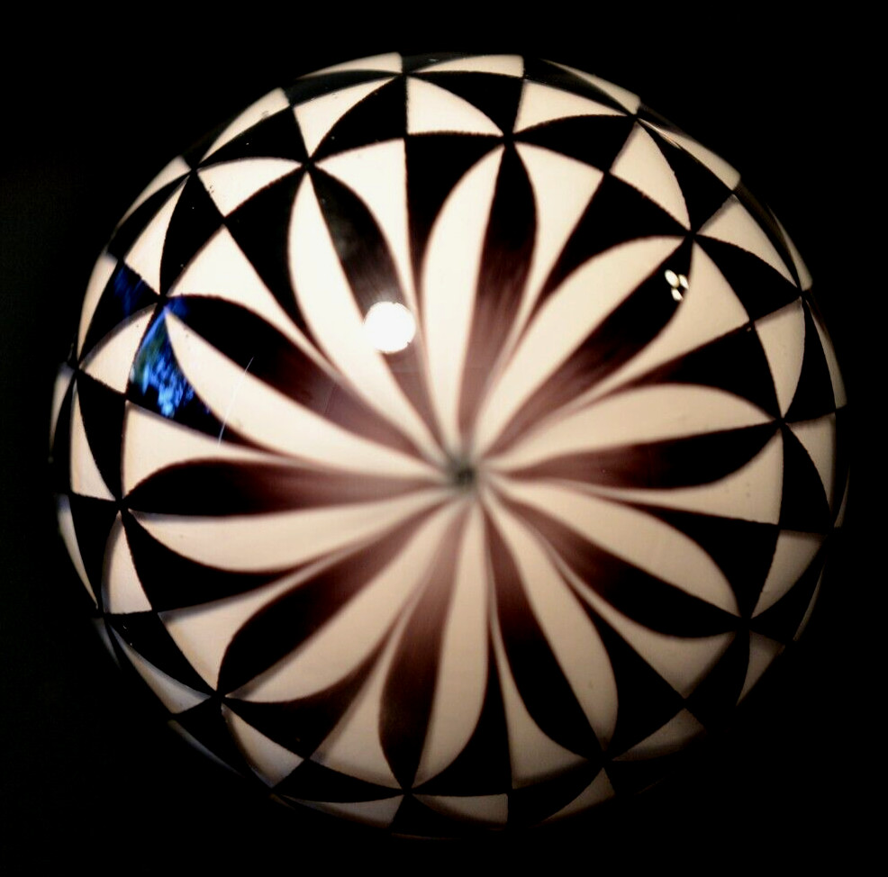 MARK MATTHEWS GLASS MARBLE/2.823″-TRIANGLE WINDMILL-BLK/WHT GEOMETRIC PRECISION