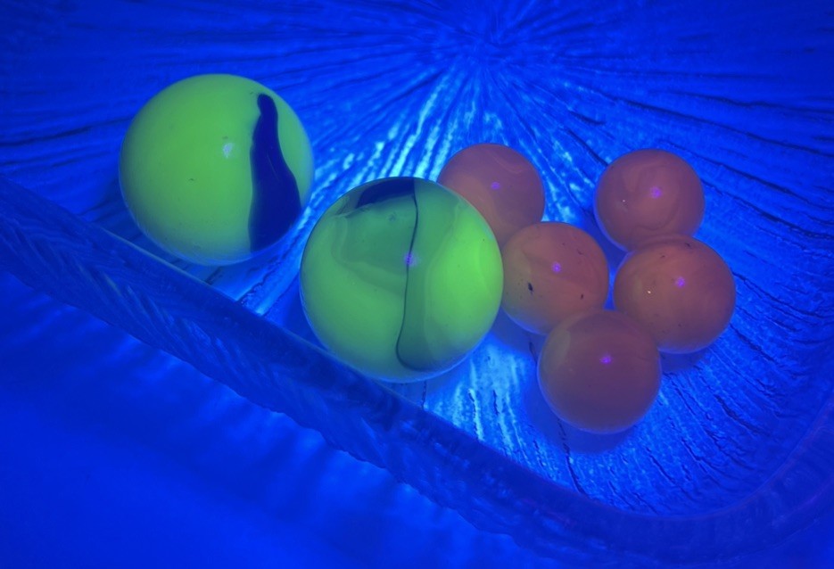 Vintage Lot 7 MARBLES UV Reactive Cadmium Uranium 2 Shooters uranium