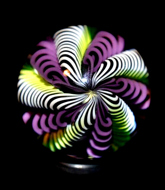 JOSHUA JUSTICE GLASS MARBLE/1.038″10 CANE BLACKLIGHT-NEON GREEN UNDER BLACKLIGHT