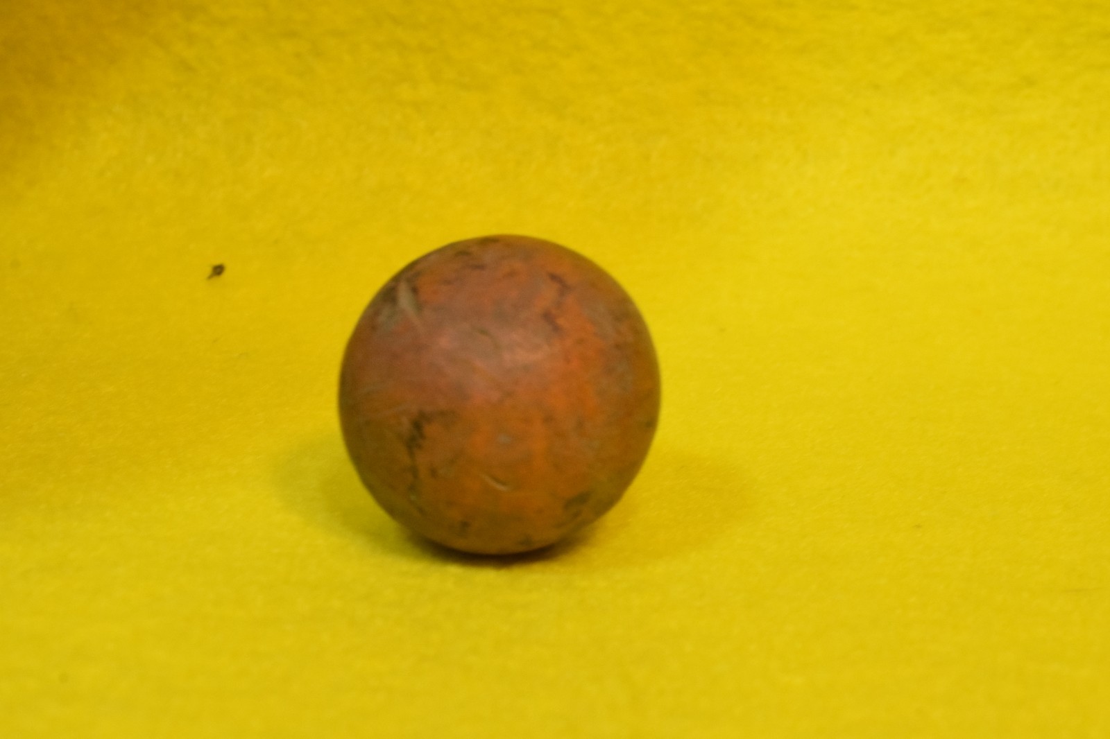 ANTIQUE CLAY MARBLE TAN OCHRE BLACK SHOOTER HAND ROLLED 1-1/4″ ART TOY HISTORY