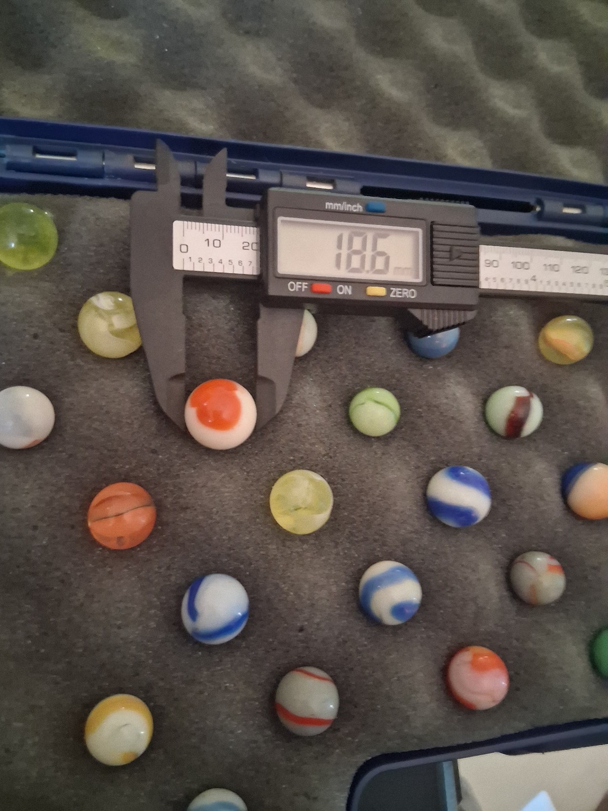 Vintage Mostly Flourescent Uranium UV Marbles W/ Case Akro Peltier Christensen ?