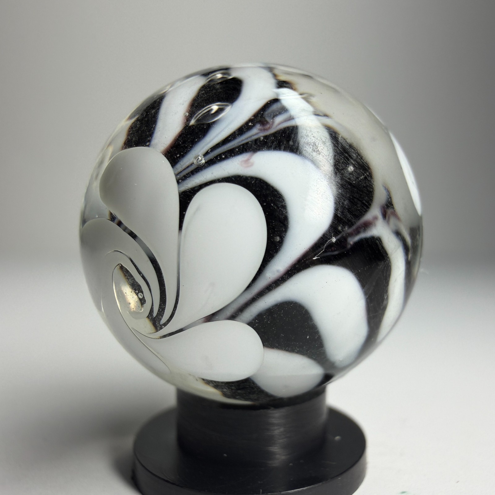 22mm HOCUS POCUS Flower Handmade Glass Marble BLACK/WHITE 7/8″ +Stand