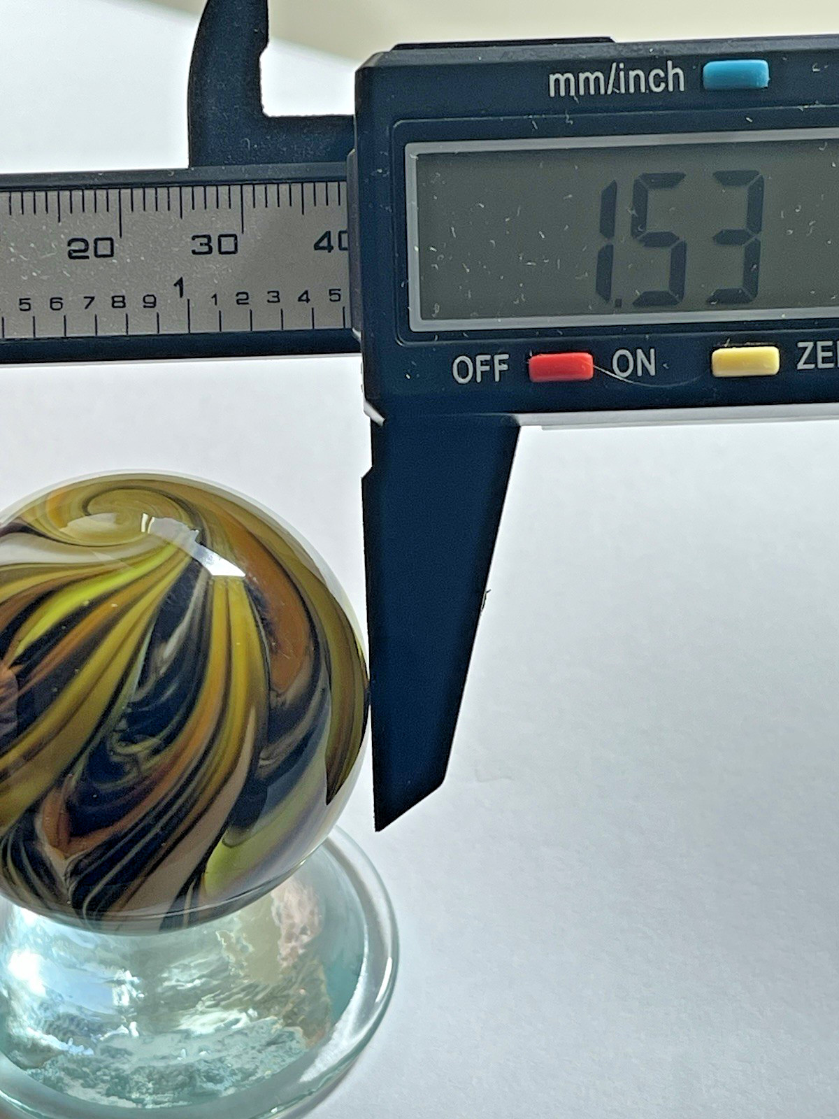 2015 RICK DAVIS MARBLE SIGNED HANDMADE GLASS ART 1.53 ORANGE YELLOW BLACK WHITE