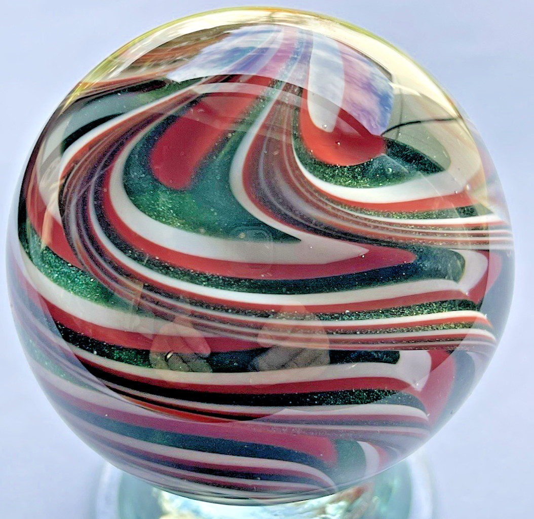 2005 RICK DAVIS MARBLE CHRISTMAS TIME SIGNED HANDMADE GLASS ART 2.02″ GREEN RED