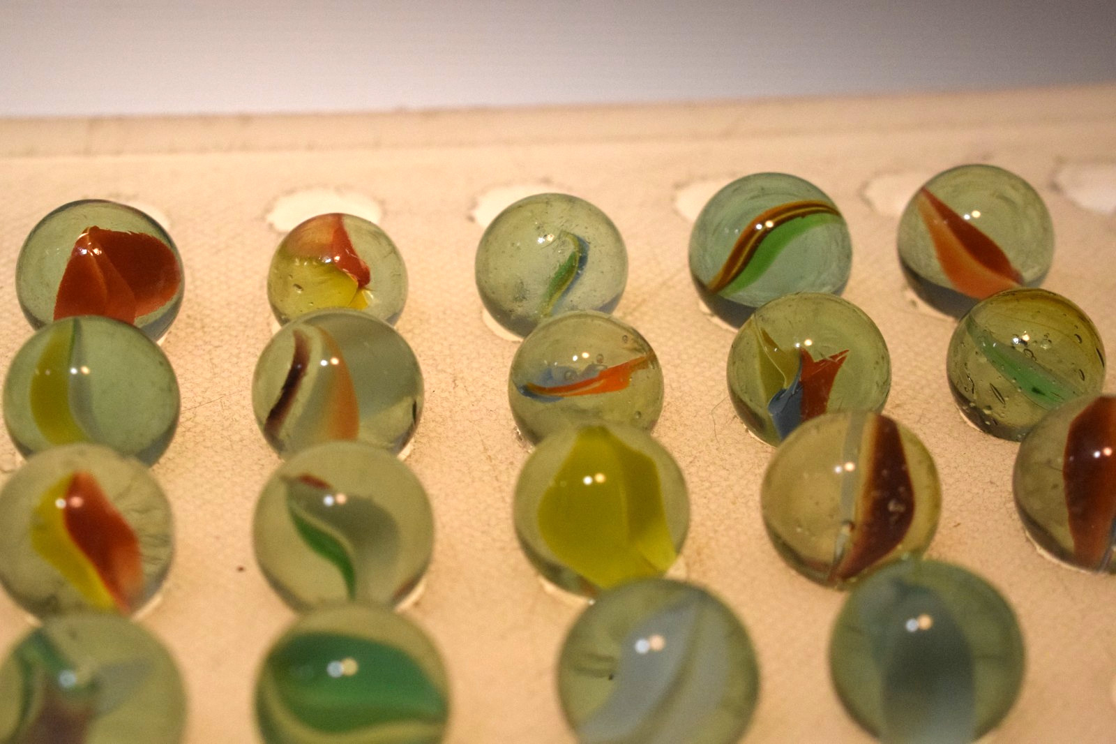JAPAN CLEAR GREEN MARBLES CATS EYE BANANA 21PC LOT 1960s VINTAGE RED BLUE YELLOW